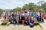かのやばら園で記念撮影するバスツアー参加者＝鹿屋市浜田町