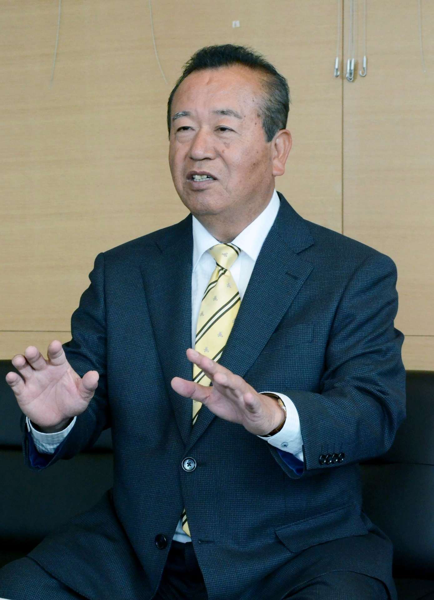 伊仙町長選に初当選した伊田正則氏＝１２日、伊仙町役場