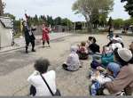 コミカルな動きで観客を楽しませる大道芸パフォーマー＝鹿屋市の霧島ケ丘公園