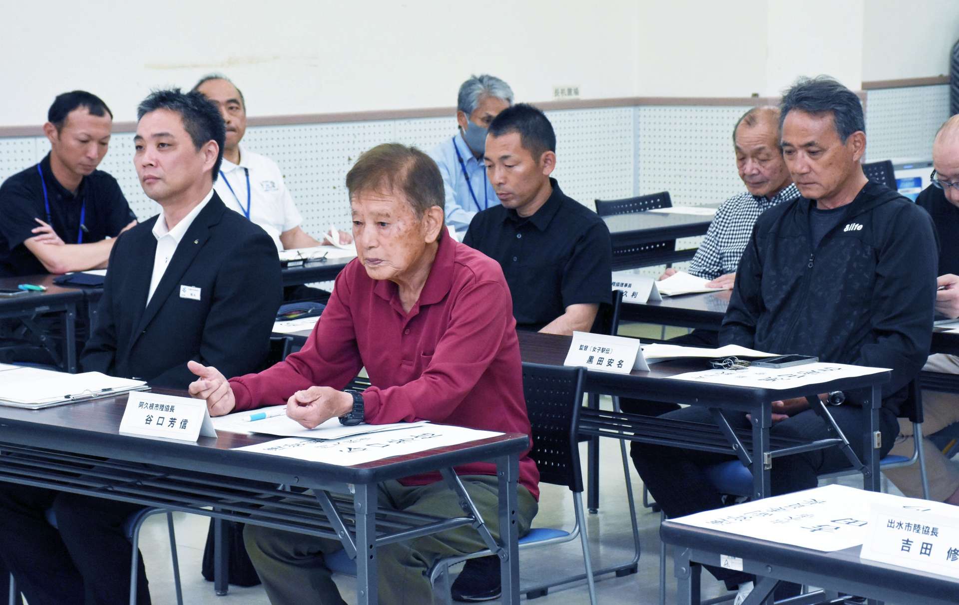 本年度の体制について話し合う県下一周駅伝出水地区運営委員会＝１６日、長島町文化ホール