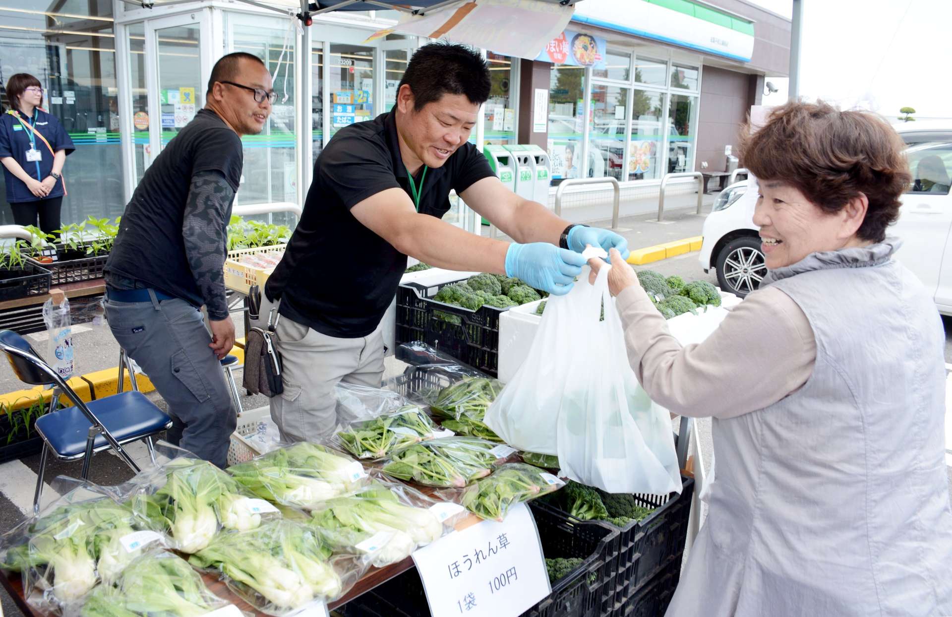 障害者就労支援施設で生産された野菜を購入する市民ら＝南九州市知覧町郡