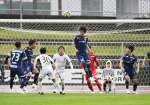 〈関連〉必死のディフェンスを見せる鹿児島ユナイテッドＦＣの選手＝鹿児島市の白波スタジアム