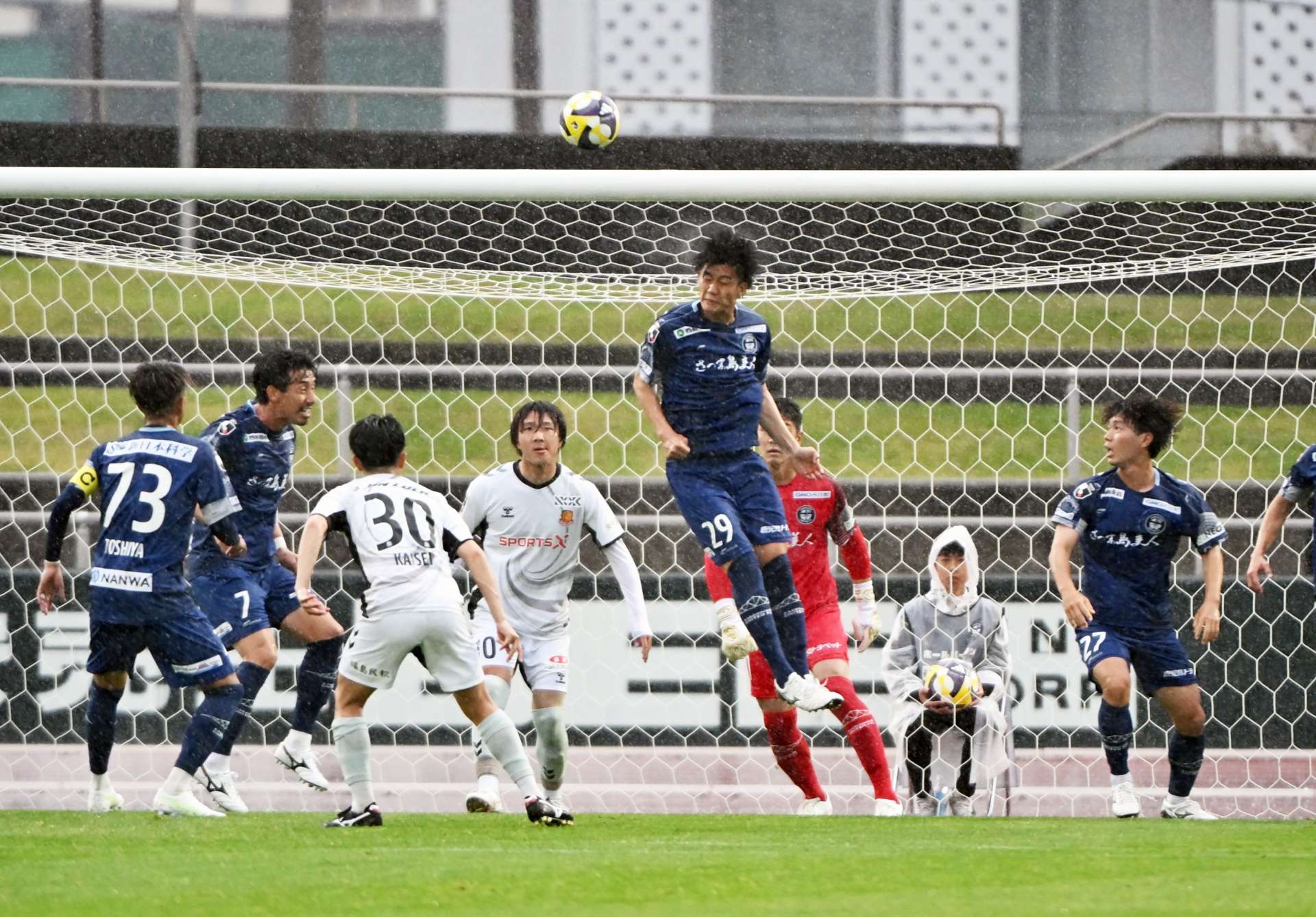 〈関連〉必死のディフェンスを見せる鹿児島ユナイテッドＦＣの選手＝鹿児島市の白波スタジアム