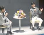 競馬について語る武豊さん（右）＝１５日、曽於市の南九州畜産獣医学拠点