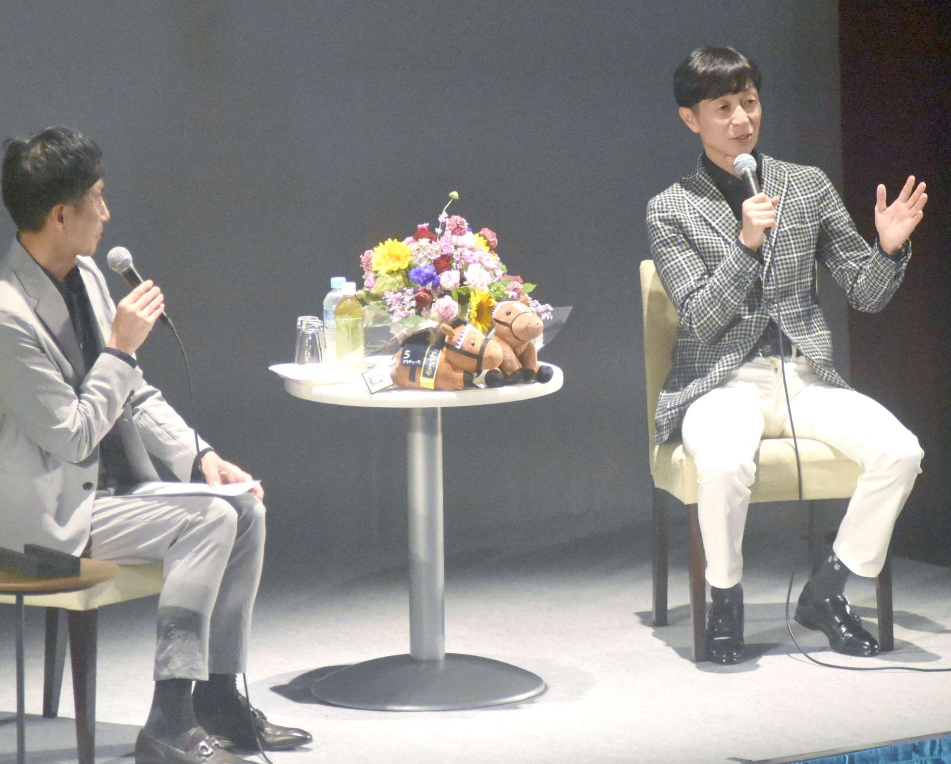 競馬について語る武豊さん（右）＝１５日、曽於市の南九州畜産獣医学拠点