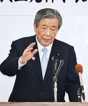 国政報告する自民党の森山裕幹事長＝１７日、西之表市民会館