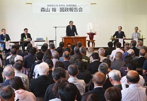自民党の森山〓幹事長の国政報告を聞く住民ら＝１７日、屋久島町の安房地区公民館