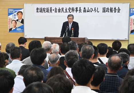 自民党の森山〓幹事長の国政報告を聞く住民ら＝１７日、西之表市民会館