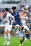 後半ロスタイム、鹿児島Ｕのンドカがヘディングシュートを決める＝白波スタジアム