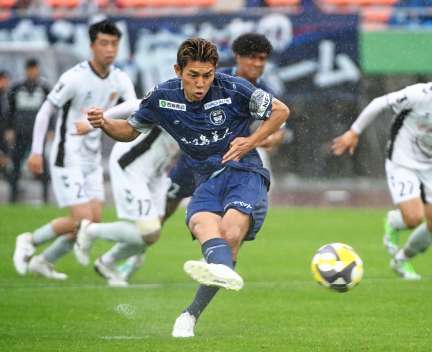 後半、鹿児島Ｕの河村がペナルティーキックを決め１－０とする＝白波スタジアム