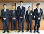 ビーチバレーボールのアジア選手権大会参加を控えた鹿屋高校２年の柏木陸歩さん（中央）＝鹿屋市役所