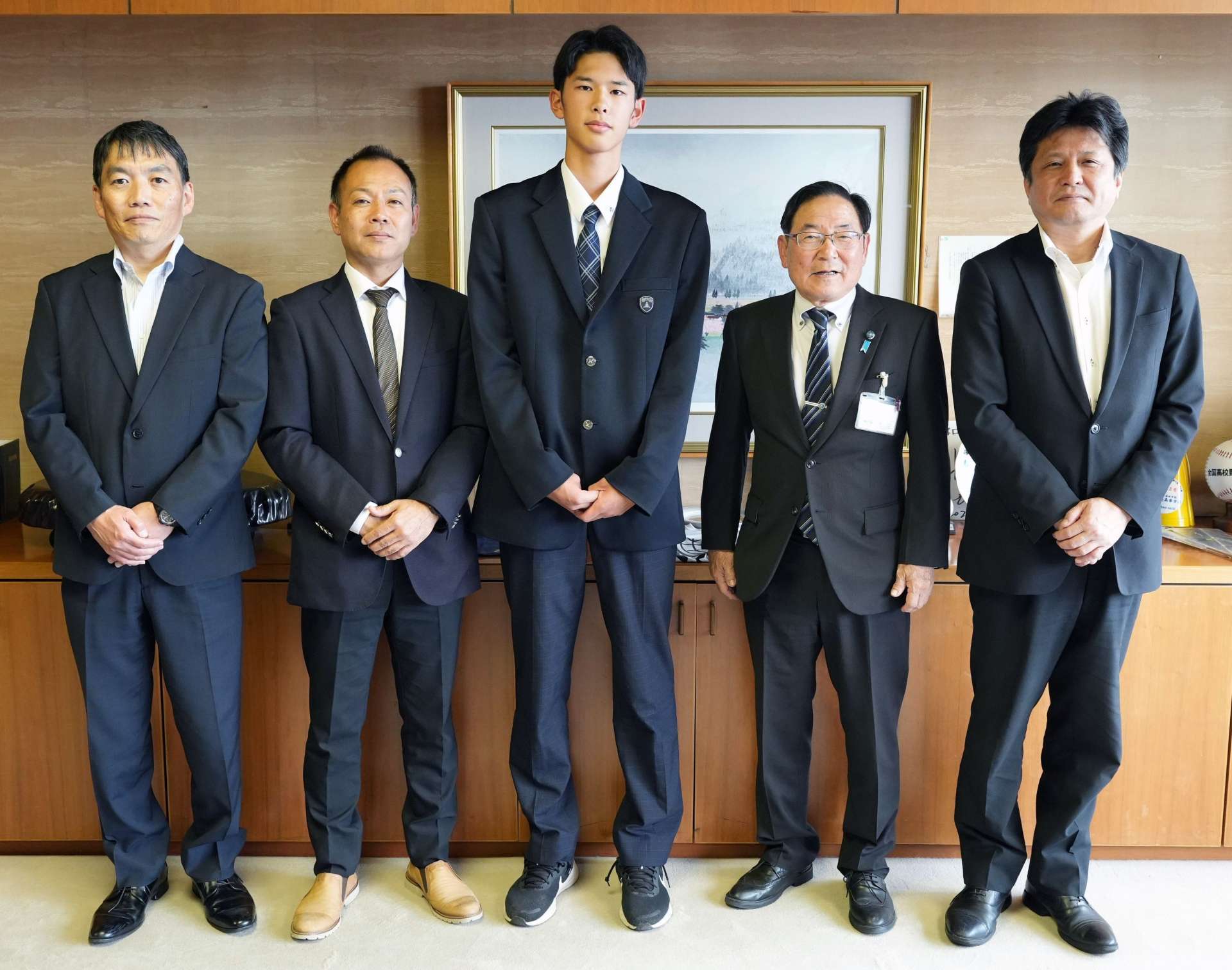ビーチバレーボールのアジア選手権大会参加を控えた鹿屋高校２年の柏木陸歩さん（中央）＝鹿屋市役所