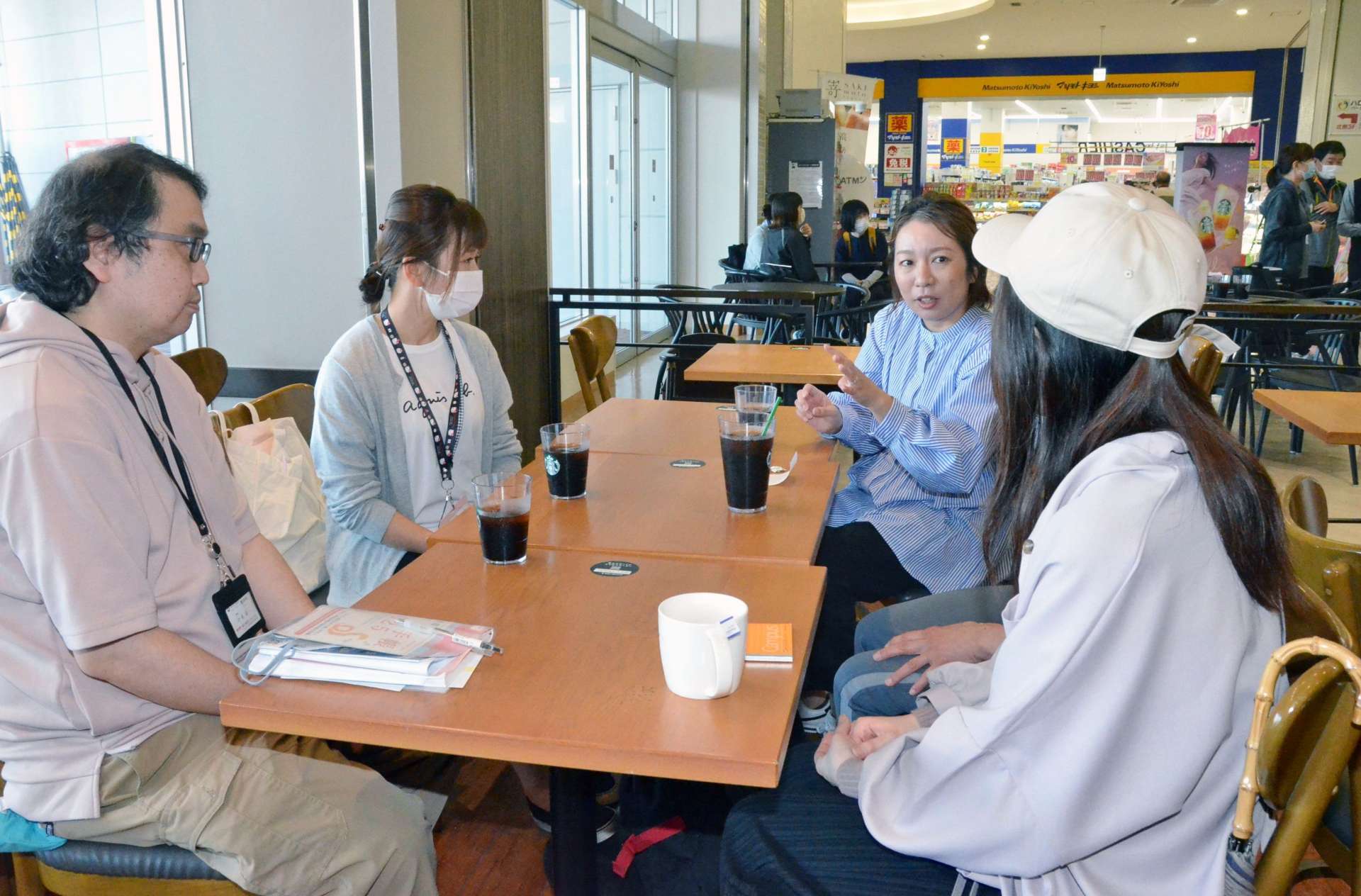 認知症について理解を深める参加者ら＝１４日、鹿児島市のスターバックスコーヒー鹿児島オプシアミスミ店