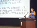 自治体の対応を話す志布志市の萩原政彦水道課長（前危機管理監）＝１７日、志布志市文化会館