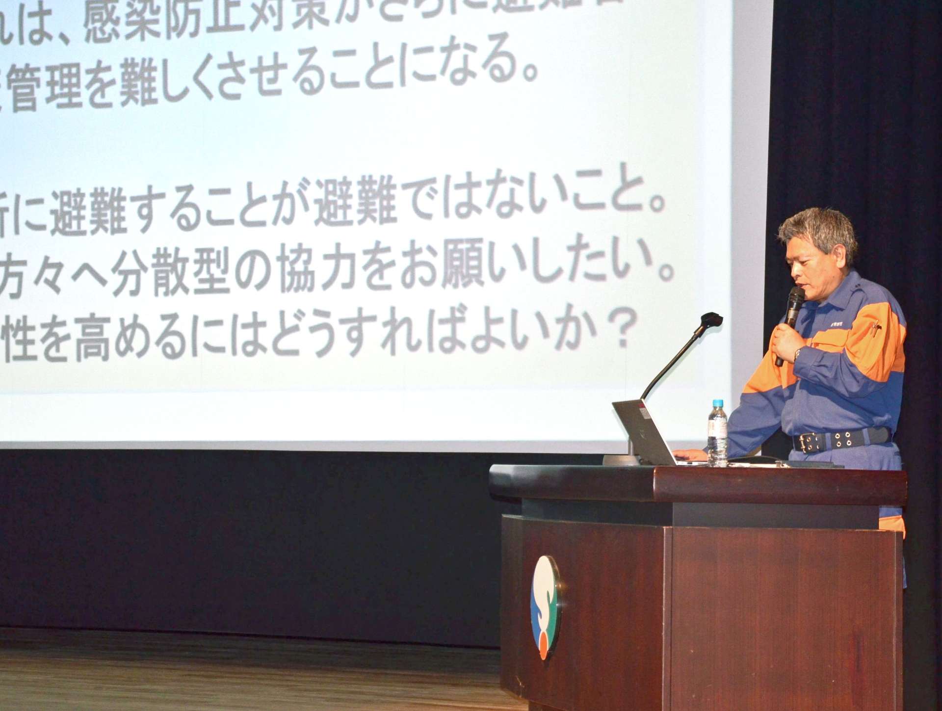 自治体の対応を話す志布志市の萩原政彦水道課長（前危機管理監）＝１７日、志布志市文化会館