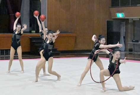 力強い演技で優勝した女子の鹿実＝県体育館