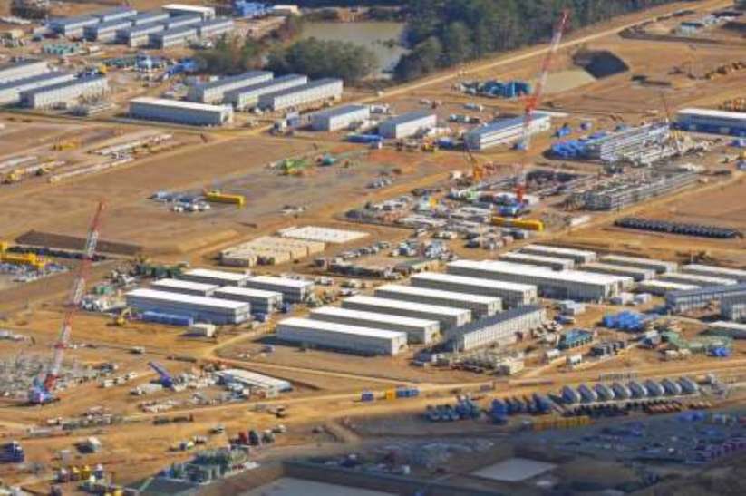 〈関連〉仮設の構造物が立ち並ぶ島の中央部＝１月１０日、西之表市の馬毛島上空（本社チャーター機から撮影）