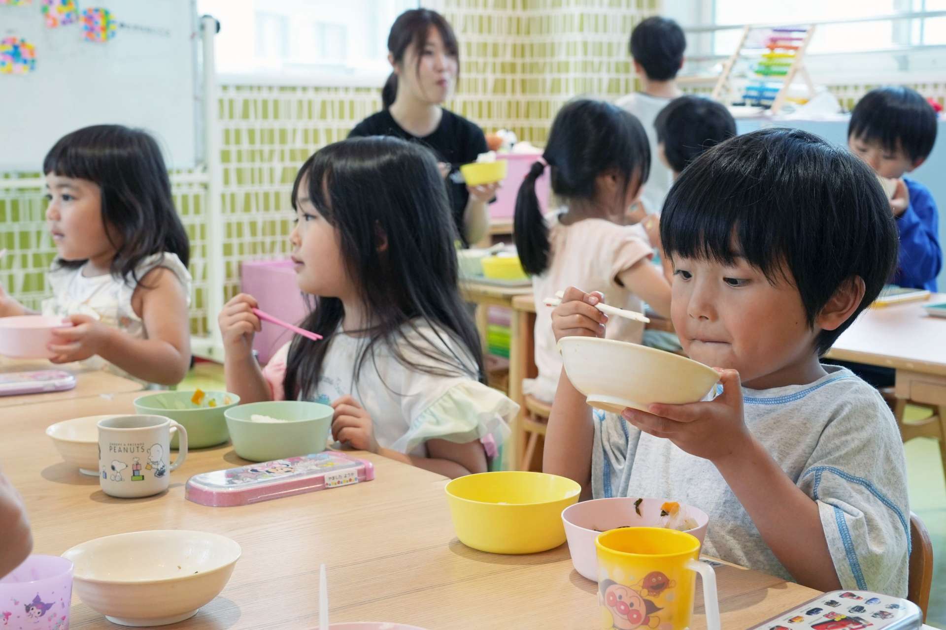 無農薬の野菜や無添加の食材を使って作った給食を食べる園児ら＝１６日、鹿児島市加治屋町のサニーサイド保育園
