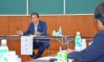 都城市内の酪農家と意見交換する江藤拓農相（左）＝１７日、都城市高木町