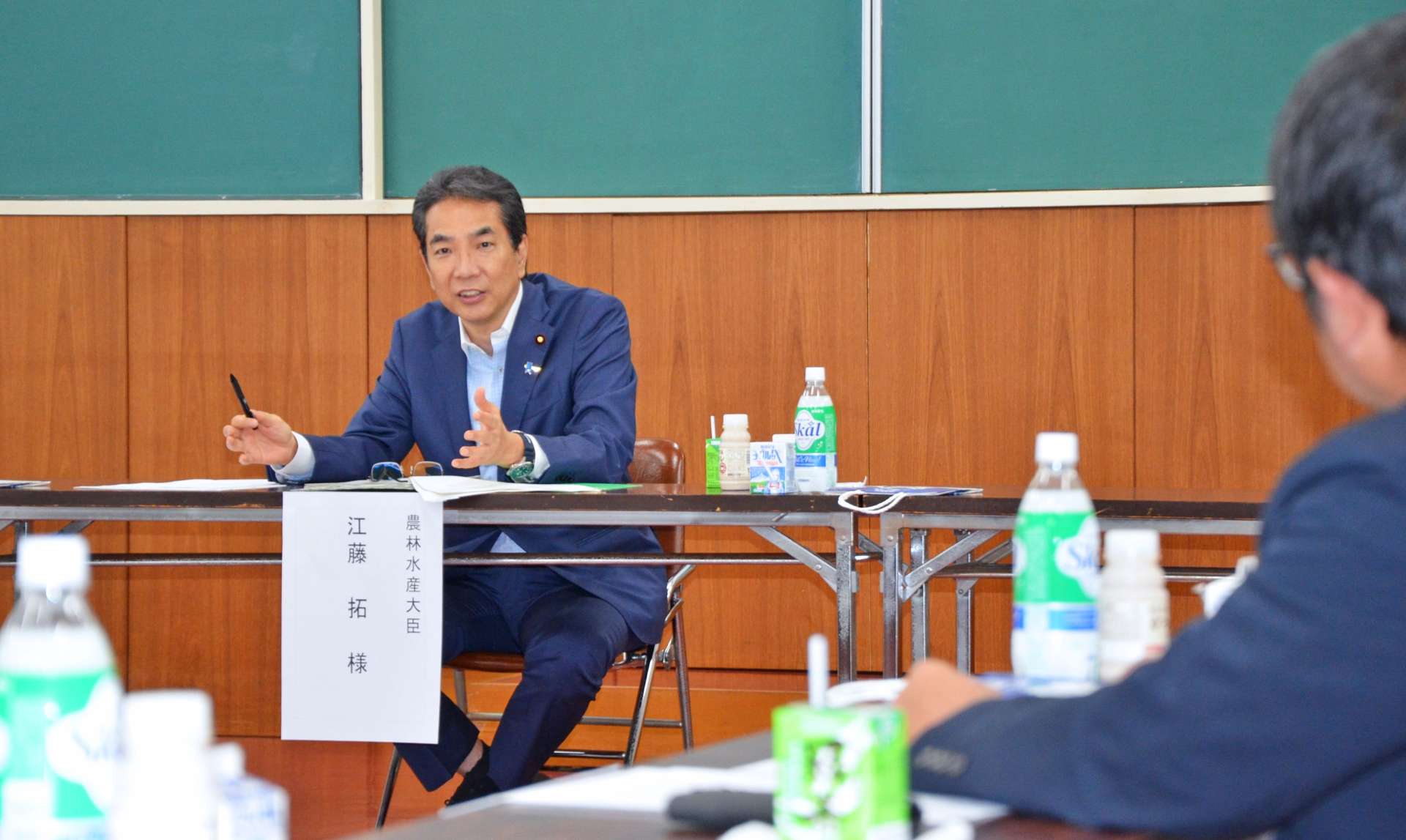 都城市内の酪農家と意見交換する江藤拓農相（左）＝１７日、都城市高木町