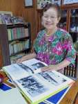 志布志高等女学校時代の写真などに見入る牧愛子さん