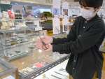 伝統的な技法で製造された種子鋏が並ぶ企画展＝鹿児島市呉服町のマルヤガーデンズ