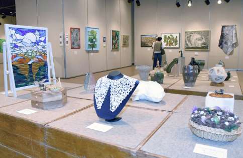 さまざまな表現の作品が並ぶ会場＝１７日、鹿児島市の黎明館