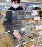 伝統的な技法で製造された種子鋏が並ぶ企画展＝鹿児島市呉服町のマルヤガーデンズ
