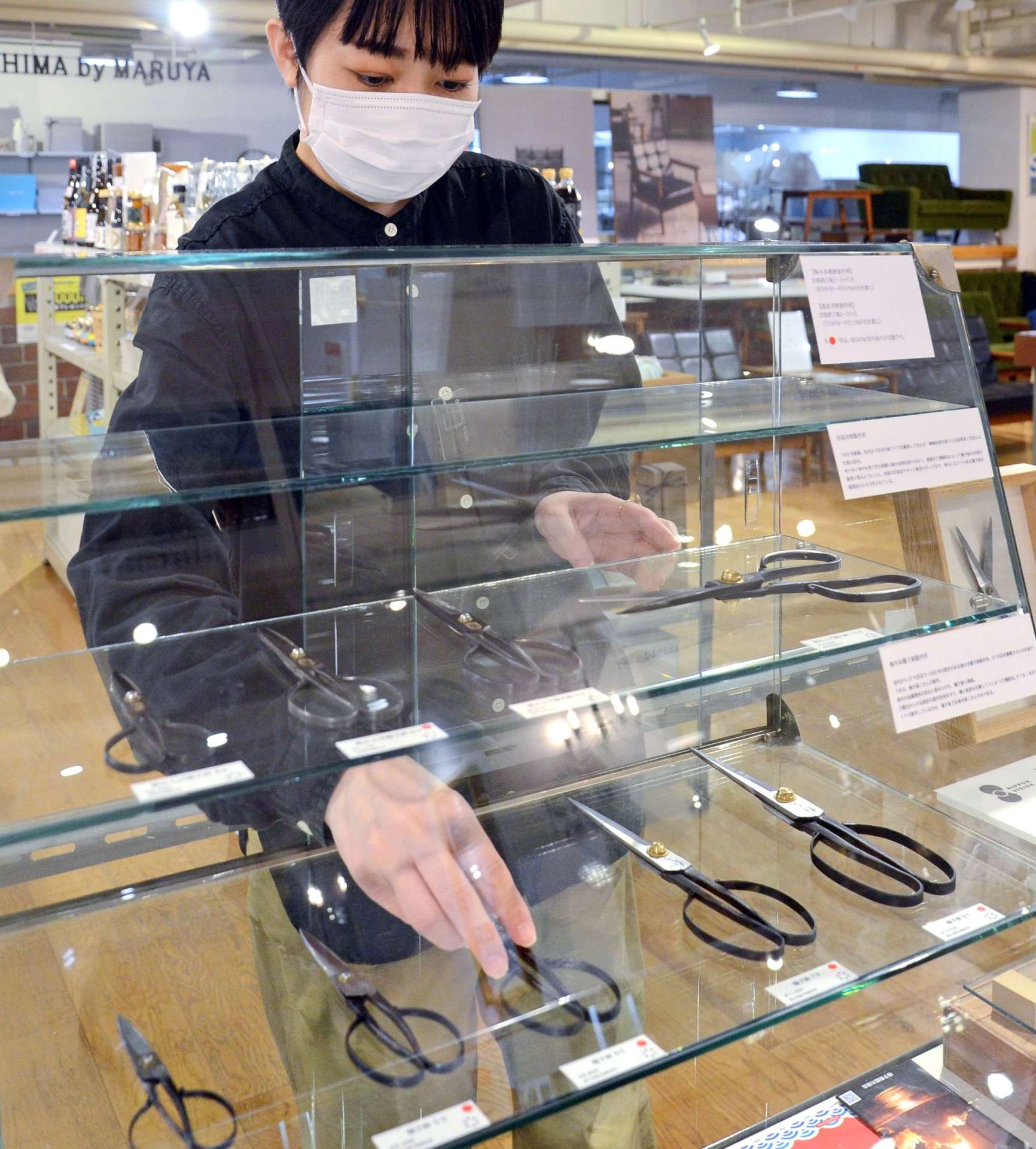 伝統的な技法で製造された種子鋏が並ぶ企画展＝鹿児島市呉服町のマルヤガーデンズ