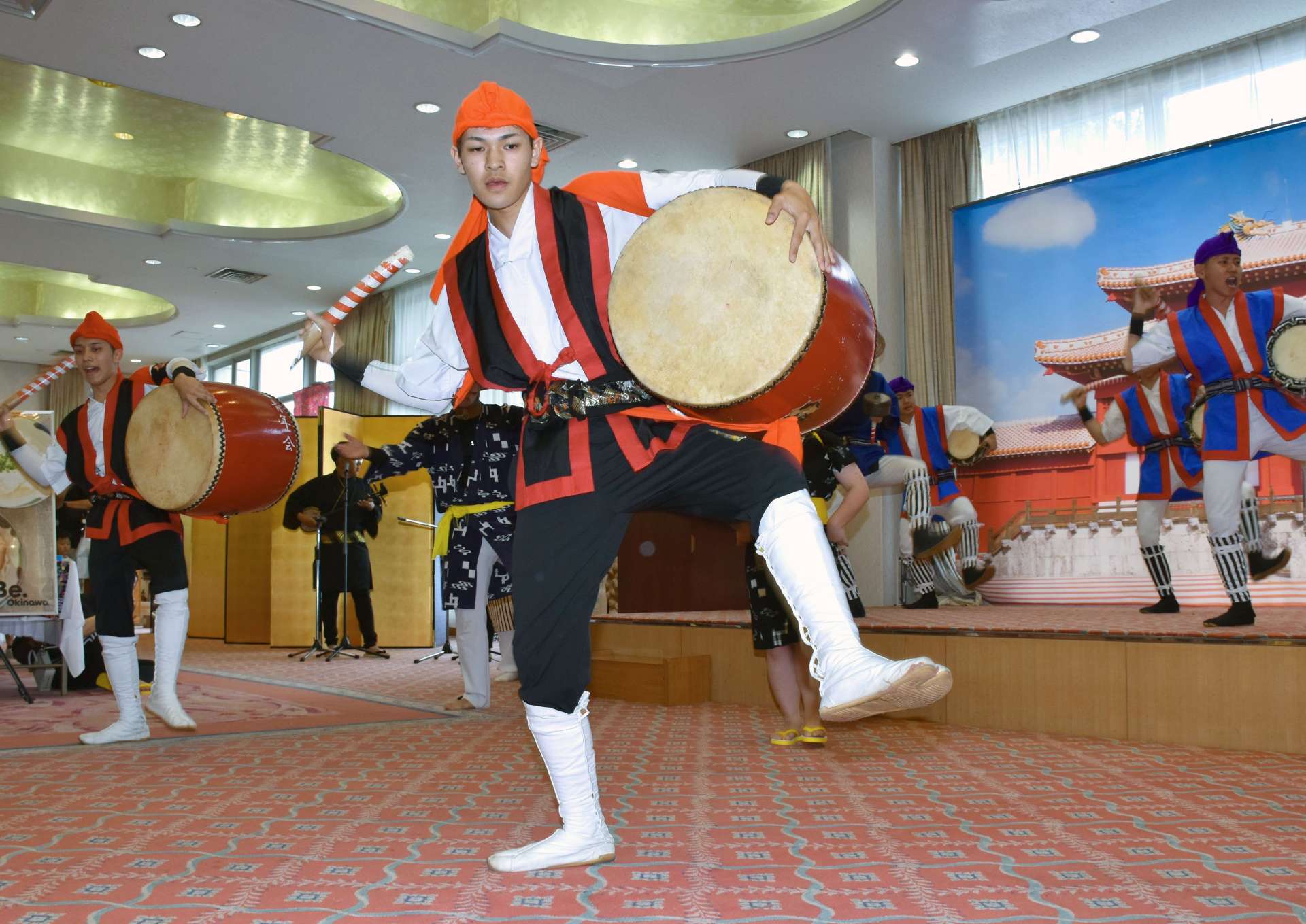 エイサーを演舞する沖縄市池原区青年会のメンバー＝いちき串木野市のホテルアクシアくしきの