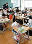 大勢の「クラスメート」との授業を体験する小学生ら＝垂水市の牛根小学校