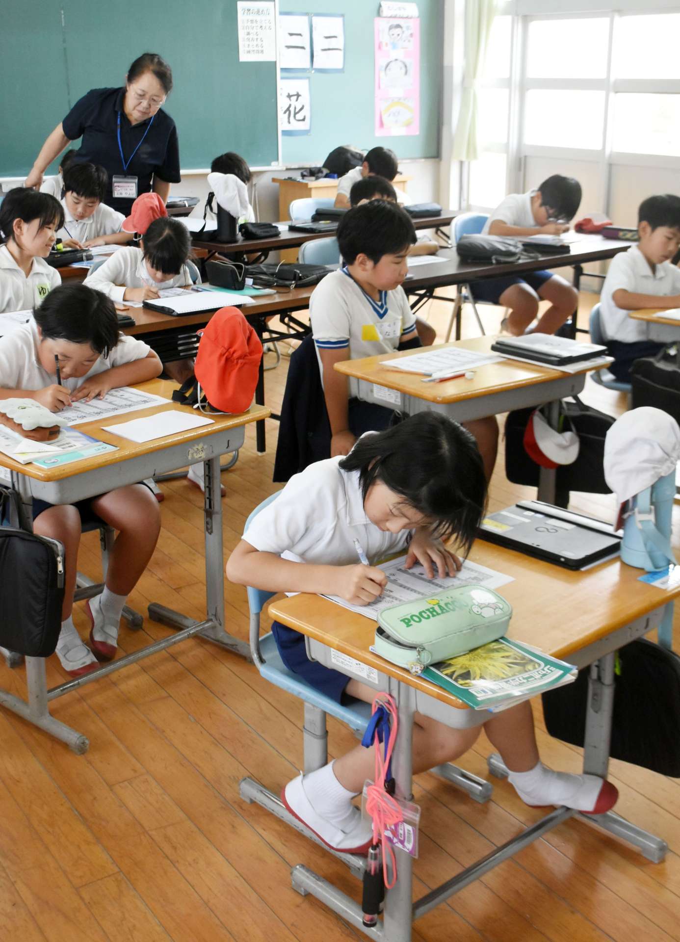 大勢の「クラスメート」との授業を体験する小学生ら＝垂水市の牛根小学校