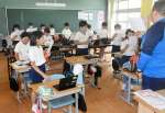 大勢の「クラスメート」との授業を体験する小学生ら＝垂水市の牛根小学校