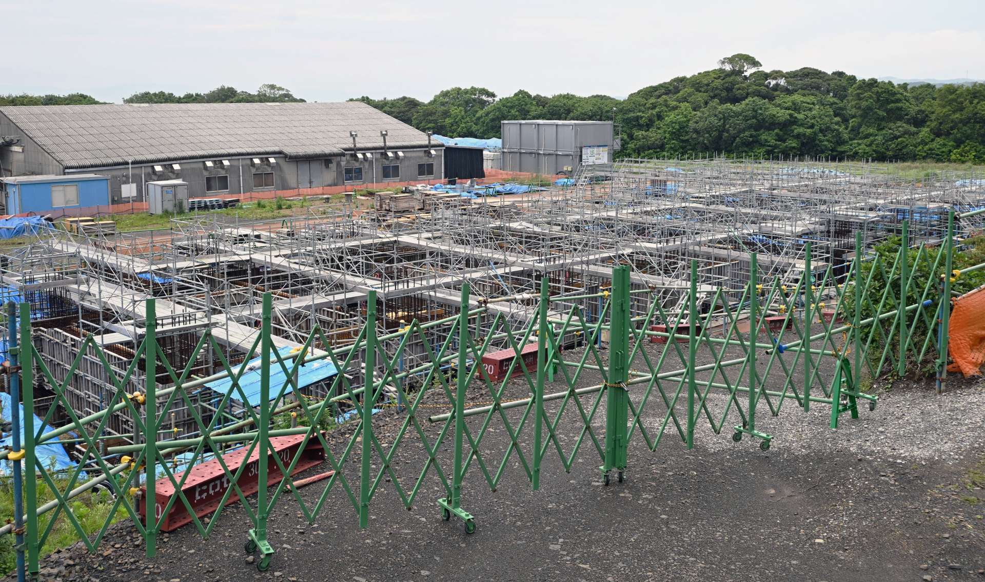 〈関連〉着工後に廃棄物が出土し、工事中断が続く西之表市の自衛隊宿舎建設現場＝１８日、同市西之表