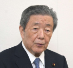 記者団の質問に答える自民党の森山裕幹事長＝１８日、西之表市民会館