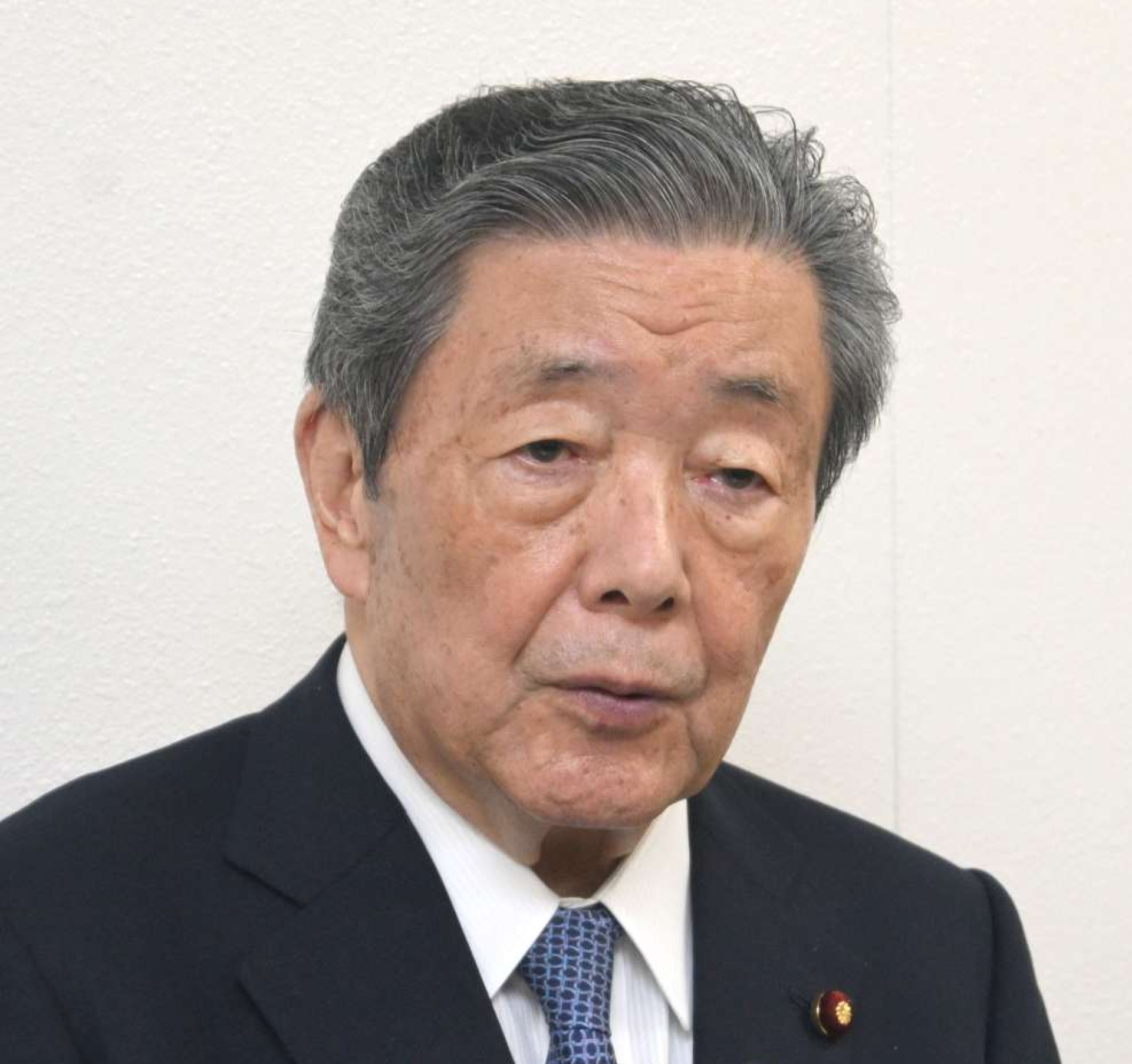 記者団の質問に答える自民党の森山裕幹事長＝１８日、西之表市民会館