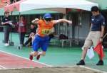 立ち幅跳びで力強く跳躍する選手＝１８日、鹿児島市の白波スタジアム