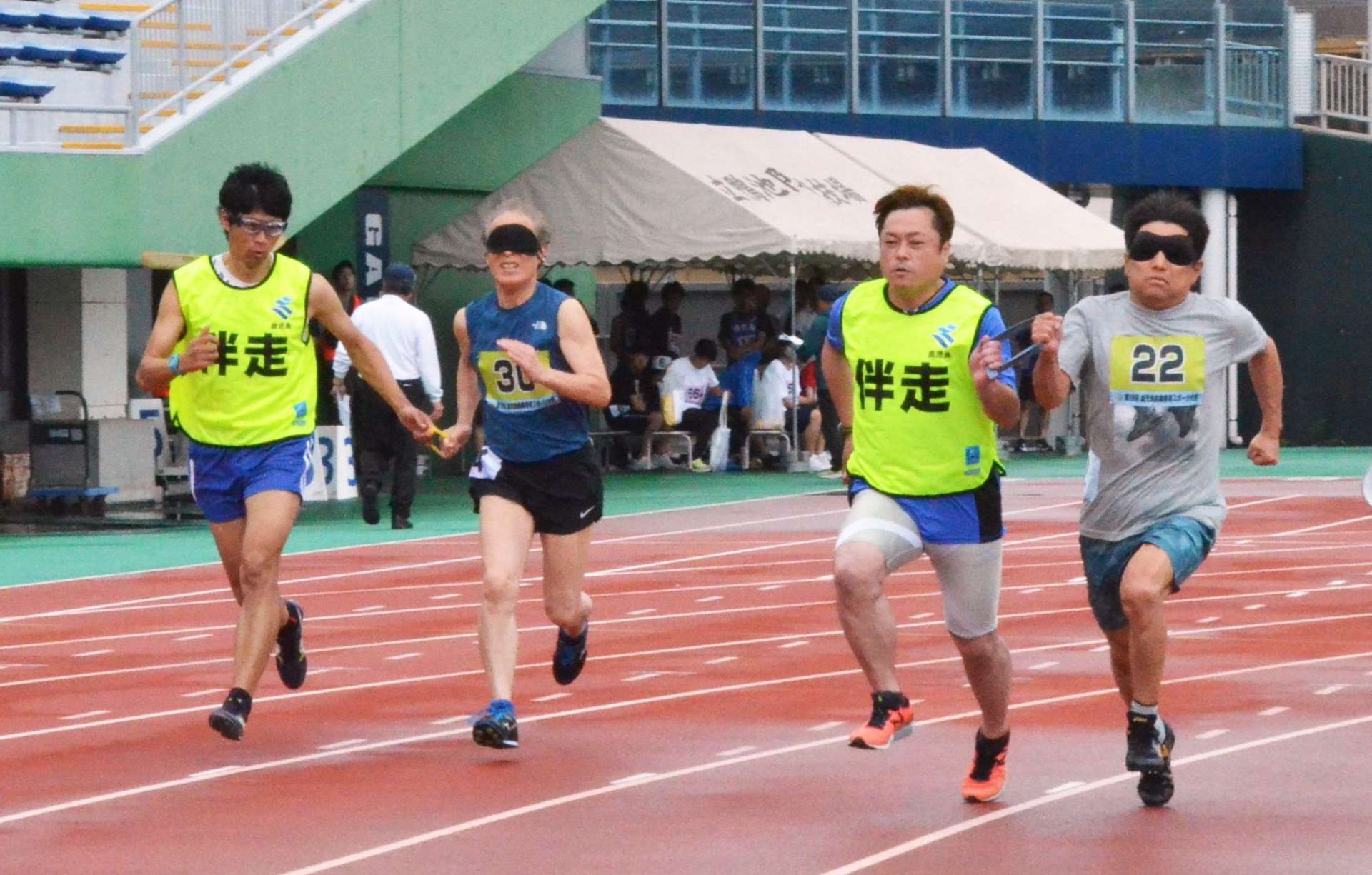 １００メートル走で懸命にゴールを目指す選手たち