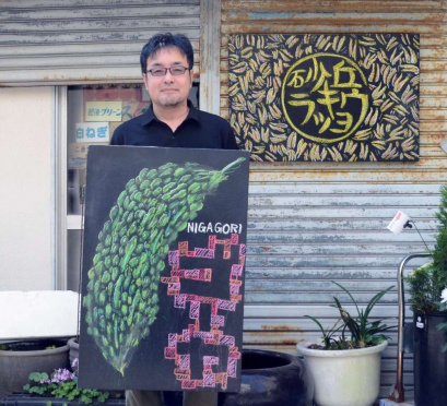 約１０年にわたり、黒板画を描き続けるもりやま商店の森山隆之店長＝鹿児島市西田１丁目