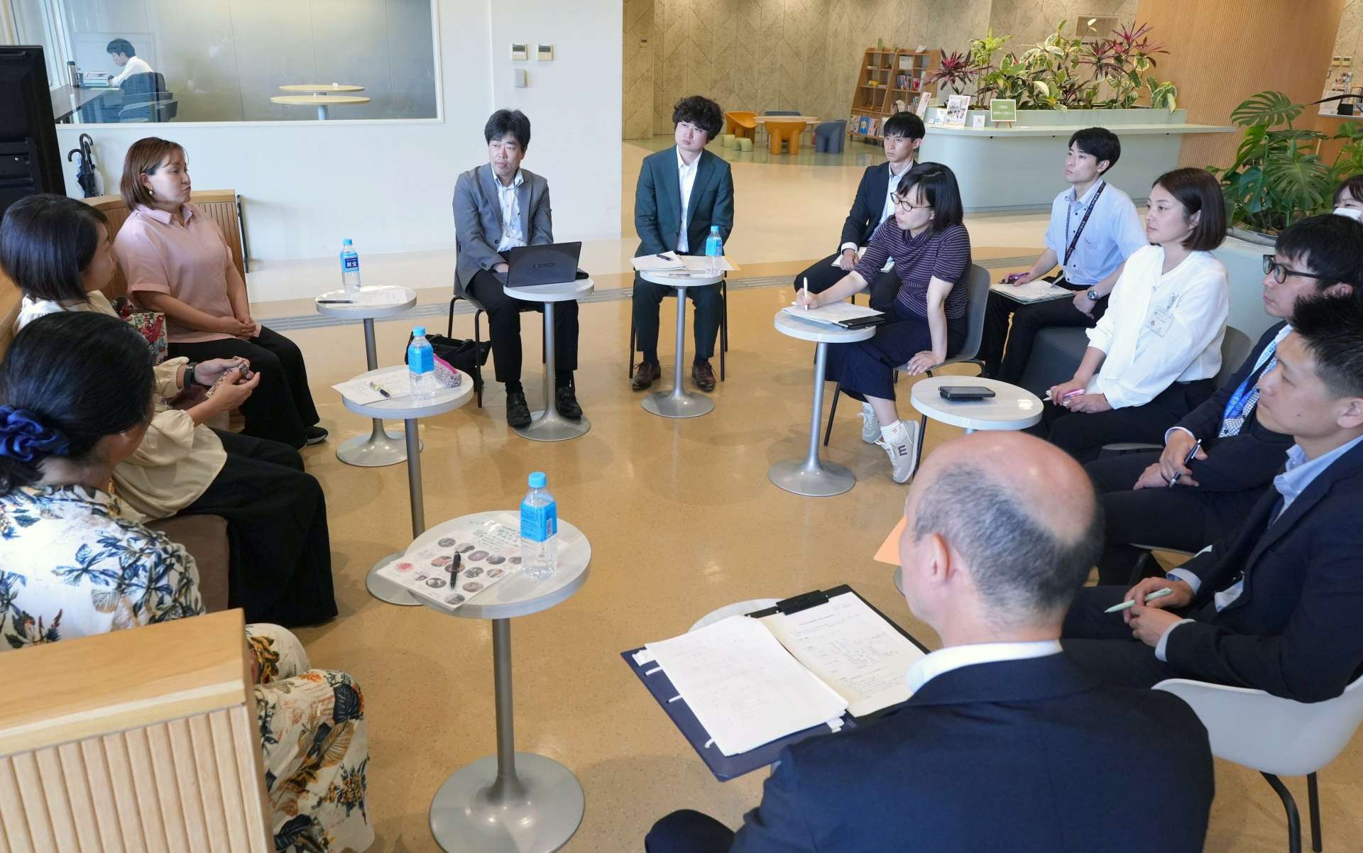 鹿屋市内の起業家ら（左）と意見交換をするプロジェクトチームメンバーと地方創生支援官＝鹿屋市のリナベースプラス