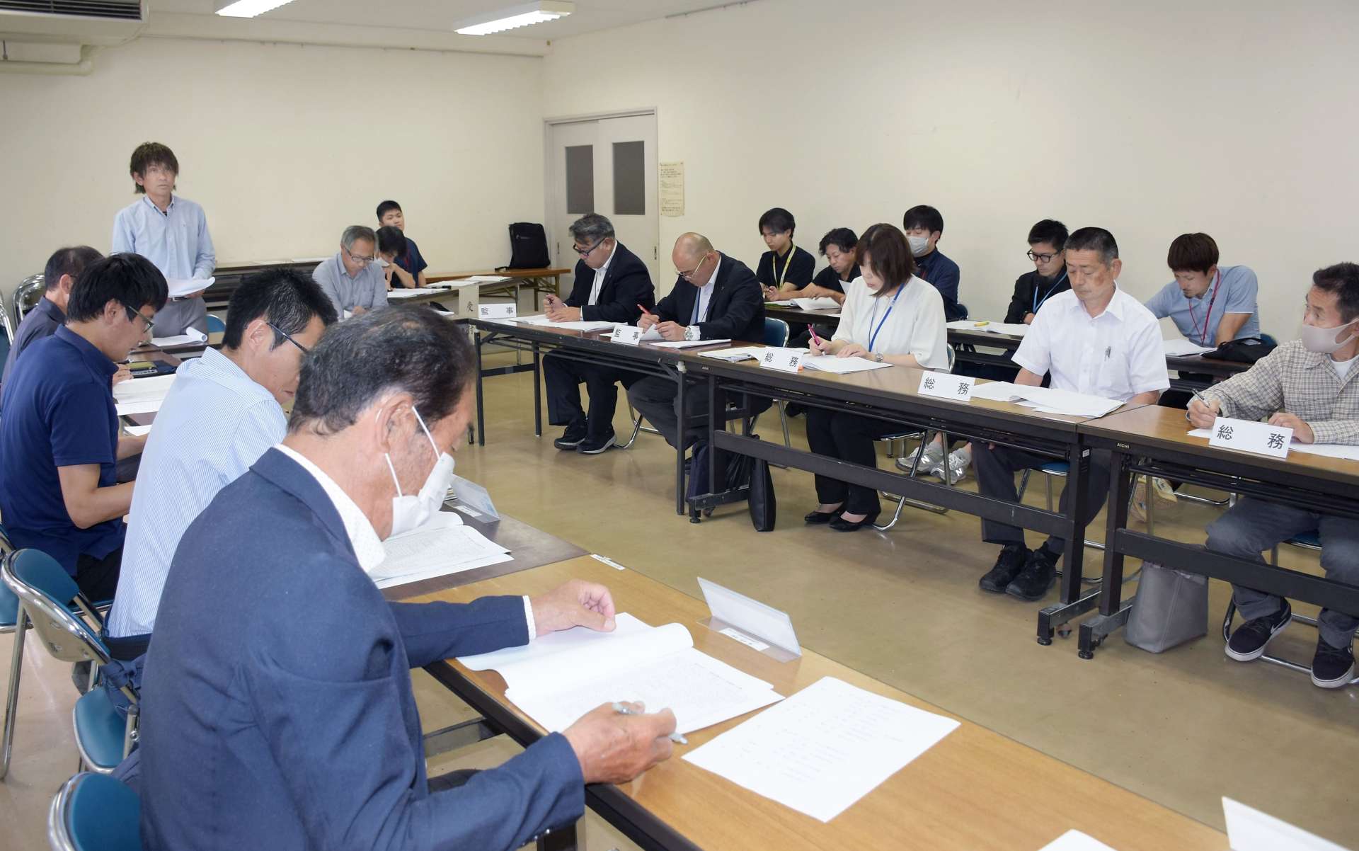 事業計画などを協議する曽於地区駅伝運営委員会＝１９日、大崎町中央公民館