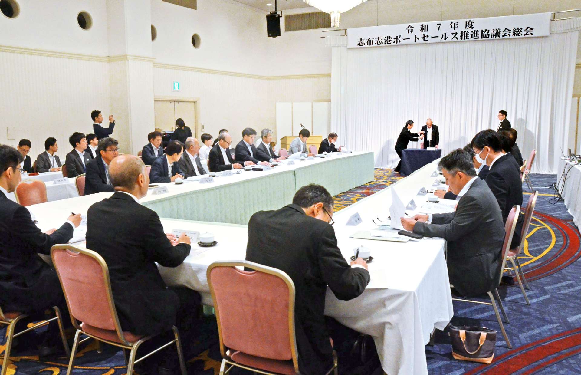 冒頭にあいさつする藤本徳昭副知事＝１９日、鹿児島市のサンロイヤルホテル