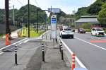 ＪＲ仙巌園駅前の国道１０号改良工事で設けられたバスベイ（停留スペース）と国道上に残るバス停標識＝鹿児島市吉野町