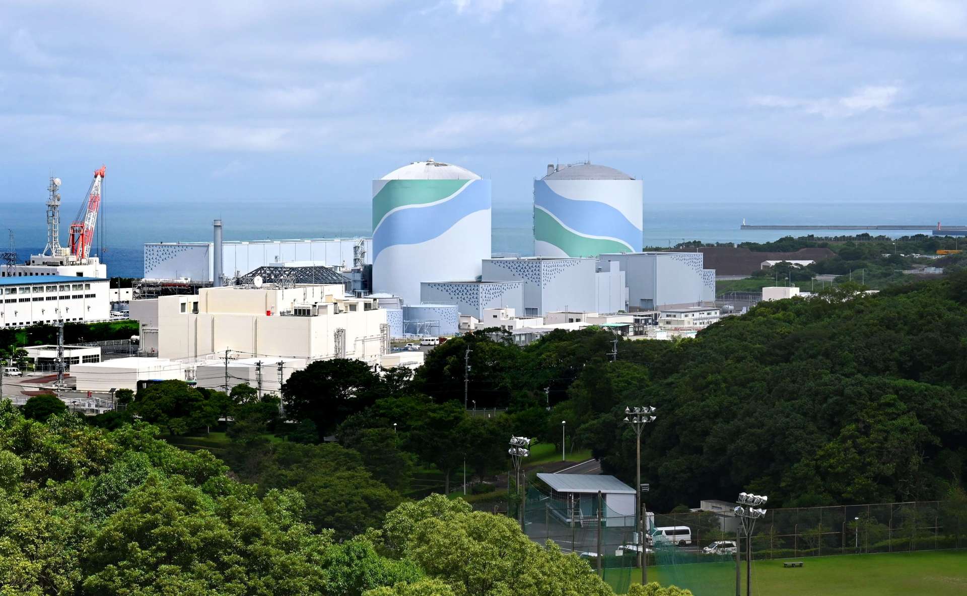 九州電力川内原子力発電所の１号機（左）と２号機＝薩摩川内市