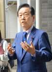 報道陣の質問に答える立憲民主党の小沢一郎衆院議員＝１９日、鹿児島市南林寺町