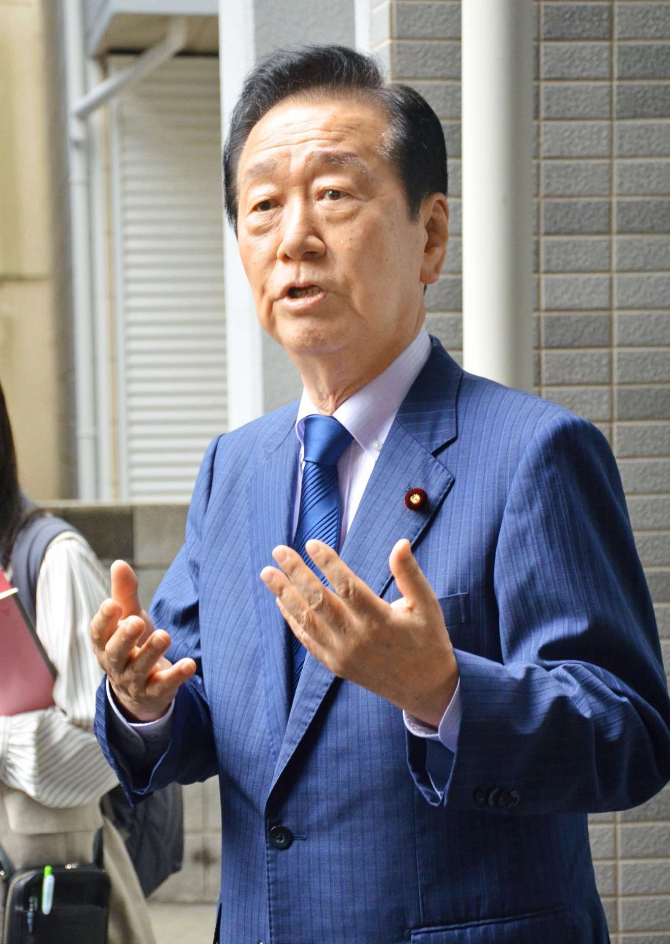 報道陣の質問に答える立憲民主党の小沢一郎衆院議員＝１９日、鹿児島市南林寺町