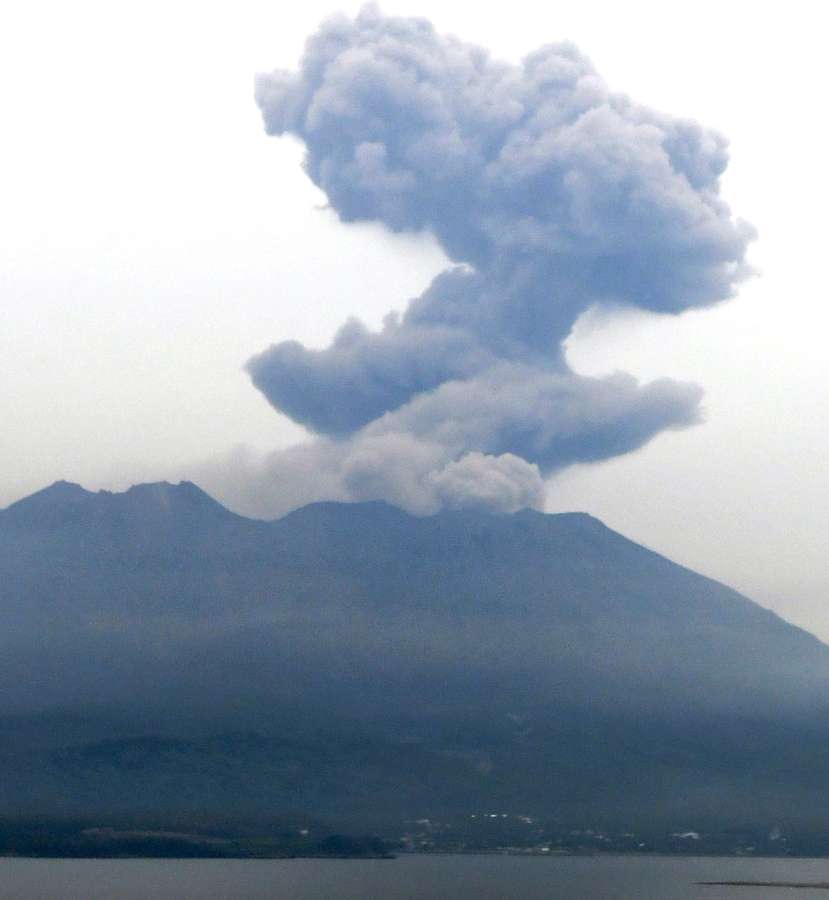 噴煙を上げる桜島＝１９日午後６時１８分、鹿児島市与次郎１丁目（本社監視カメラ）