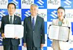 協定を結んだ第一工科大の都築明寿香学長（右）と肝付町の永野和行町長（左）、鹿児島県の大塚大輔副知事＝２０日、県庁