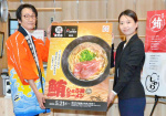 あきんどスシローが２１日から全国で販売する「鹿児島ジモメシ　鮪しょう油ラーメン」の発表会＝２０日、鹿児島市のスシロー鹿児島新栄店