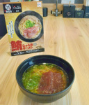 あきんどスシローが２１日から全国で販売する「鹿児島ジモメシ　鮪しょう油ラーメン」＝２０日、鹿児島市のスシロー鹿児島新栄店